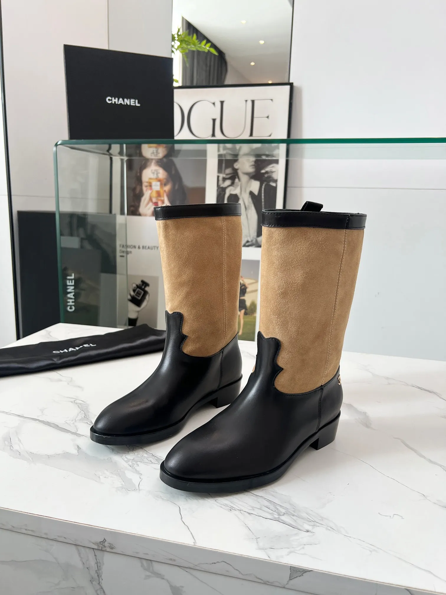 👟👟Ex-factory price 680👟👟 Top quality🔥Chanel 25 autumn and winter small fragrant suede color-blocked knight mid-high boots! Retro style boots Western cowboy boots! Unique western boot design with smooth curves and irregular edges like free lines in the wilderness! With a casual and free flavor. Let every step be uninhibited and refined! Whether it is paired with smart suit pants to create a cool urban style, or matched with an elegant dress to create a strong and soft aesthetic. Or pair it with jeans to create an authentic western style! The upper is made of first-layer cowhide stitched with suede. The inner lining is water-dyed cowhide. Number of yards: 35-40 (41 is custom-made and cannot be returned or exchanged). Comes with original packaging.